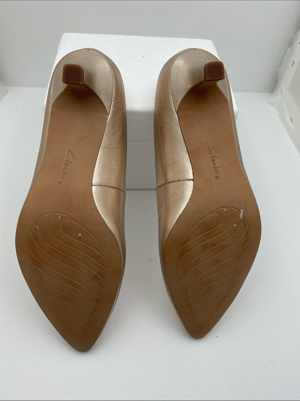 Clarks Metallic Champagne Pointed Toe Kitten Heels - Picture 3 of 5